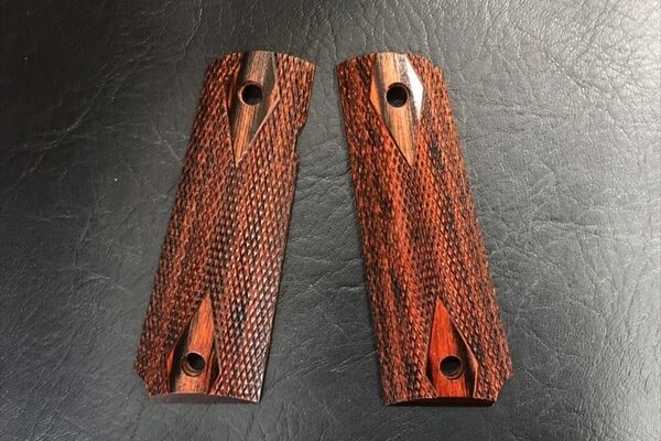 Wood Grip Government / 45 AUTO